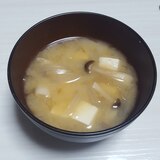 玉ねぎ、しめじ、豆腐の味噌汁